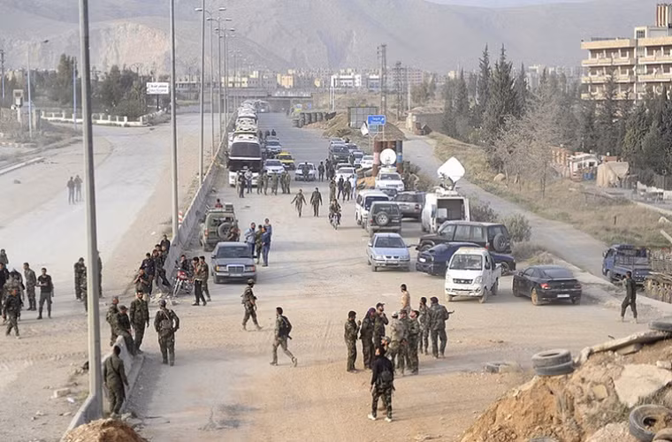 Bộ Quốc phòng Nga ngày 26/3 cho biết, hơn 6.700 tay súng phiến quân và người thân của họ tiếp tục được đưa khỏi khu vực Đông Ghouta thông qua một hành lang nhân đạo để tới tỉnh Idlib. Ảnh: AMN.