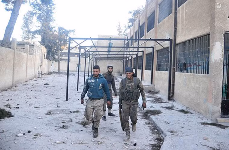 “Các chiến đấu cơ Syria dội mưa bom xuống căn cứ của khủng bố HTS tại thị trấn Kafr Zita và ngôi làng Zakat ở Bắc Hama. Đồng thời, lực lượng pháo binh và tên lửa của Quân đội Syria tấn công thành trì của HTS tại al-Zakat, al-Latamineh và Hajez Zalin ở Bắc Hama và ngôi làng Um Jalal ở Đông Nam Idlib”, nguồn tin cho hay. Ảnh: FNA.