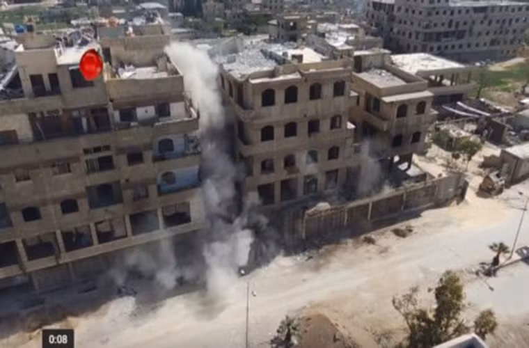 Trong diễn biến khác trên chiến trường Syria, tại Đông Ghouta, Quân đội Syria đã phá hủy một căn cứ quan trọng cùng hệ thống đường hầm từng được nhóm phiến quân Faylaq al-Rahman sử dụng tại thị trấn mới giải phóng Hazeh. Ảnh: SF.
