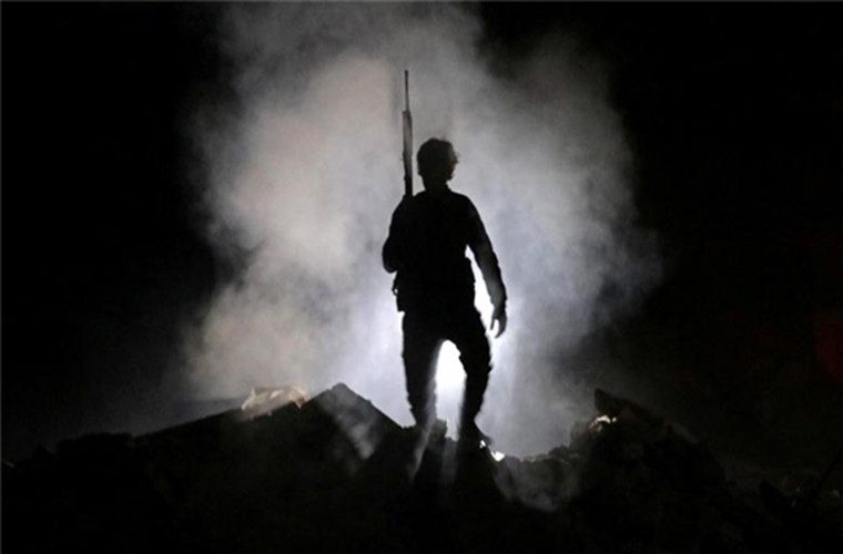 Theo nguồn tin chiến trường, hàng chục tay súng HTS đã bỏ mạng và nhiều tay súng khác bị thương trong đợt tấn công dữ dội của lực lượng chính phủ Damascus. Ngoài ra, nhiều căn cứ cùng trang thiết bị quân sự của bọn chúng đã bị phá hủy. Ảnh: FNA.