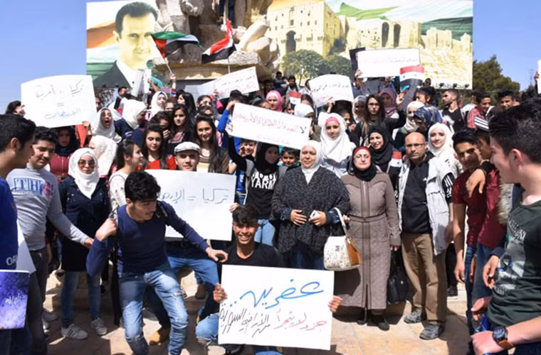 Người dân tập trung tại Quảng trường Sa’adallah Al-Jabiri trong thành phố Aleppo để biểu tình. Ảnh: AMN.