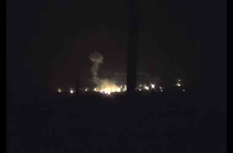 “Đêm 27/3, các chiến đấu cơ Nga dội mưa bom và phá hủy một căn cứ lớn của nhóm khủng bố HTS trong thị trấn Al-Naqeer, tỉnh Idlib”, nguồn tin cho hay. Ảnh: AMN.