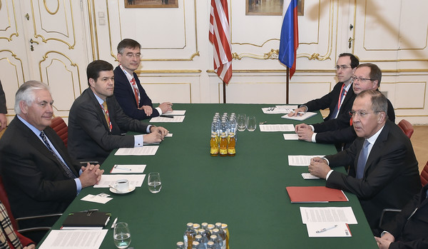 Ngoại trưởng Mỹ Rex Tillerson (trái) và người đồng cấp Nga Sergei Lavrov (bên phải) tổ chức cuộc hội đàm song phương trong khuôn khổ Hội nghị thường niên Hội đồng Bộ trưởng Tổ chức An ninh và Hợp tác Châu Âu (OSCE) tại thủ đô Viên, Áo, ngày 7/12/2017. Ảnh: Zimbio.