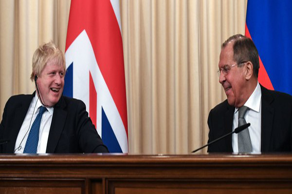 Ông Lavrov, 68 tuổi, được Tổng thống Putin bổ nhiệm làm Ngoại trưởng Nga vào tháng 3/2004 và nắm giữ cương vị này trong suốt 14 năm qua. Báo Kiến Thức xin điểm lại một số hình ảnh ấn tượng của Ngoại trưởng Lavrov trên cương vị người đứng đầu Bộ Ngoại giao Nga những năm qua. Ảnh: Ông Lavrov (phải) trao đổi với Ngoại trưởng Anh Boris Johnson trong cuộc họp báo chung sau cuộc hội đàm ở thủ đô Moscow ngày 22/12/2017. Ảnh: Zimbio.