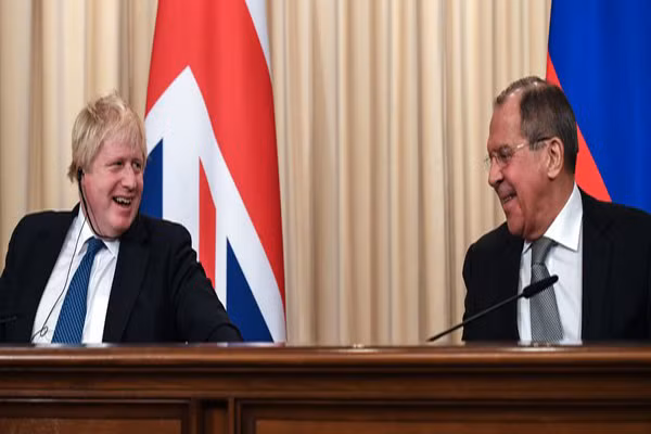 Ông Lavrov, 68 tuổi, được Tổng thống Putin bổ nhiệm làm Ngoại trưởng Nga vào tháng 3/2004 và nắm giữ cương vị này trong suốt 14 năm qua. Báo Kiến Thức xin điểm lại một số hình ảnh ấn tượng của Ngoại trưởng Lavrov trên cương vị người đứng đầu Bộ Ngoại giao Nga những năm qua. Ảnh: Ông Lavrov (phải) trao đổi với Ngoại trưởng Anh Boris Johnson trong cuộc họp báo chung sau cuộc hội đàm ở thủ đô Moscow ngày 22/12/2017. Ảnh: Zimbio.