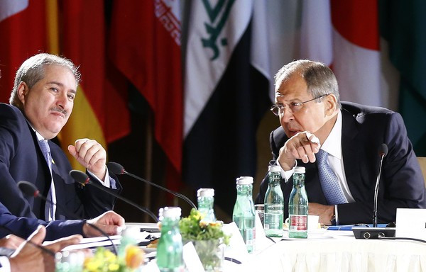 Ông Lavrov (phải) trao đổi với Ngoại trưởng Jordan Nasser Judeh khi tham dự cuộc hội đàm về vấn đề Syria tại Viên, Áo, ngày 17/5/2016. Ảnh: Zimbio.