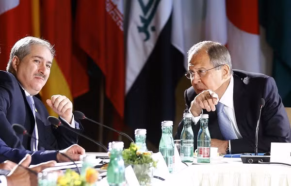 Ông Lavrov (phải) trao đổi với Ngoại trưởng Jordan Nasser Judeh khi tham dự cuộc hội đàm về vấn đề Syria tại Viên, Áo, ngày 17/5/2016. Ảnh: Zimbio.