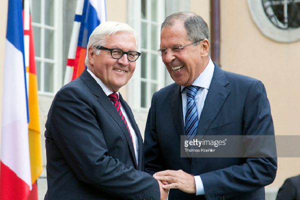 Ngoại trưởng Đức Frank-Walter Steinmeier (trái) chào đón người đồng cấp Nga Sergei Lavrov trước khi bước vào cuộc hội đàm cùng với Ngoại trưởng Pháp Laurent Fabius và Ngoại trưởng Ukraine Pavlo Klimkin tại Bertin (Đức) để thảo luận về cuộc xung đột diễn ra ở khu vực Đông Ukraine ngày 17/8/2014. Ảnh: Getty.