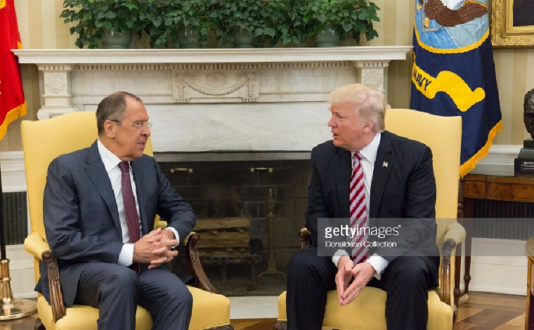 Tổng thống Mỹ Donald Trump (phải) trao đổi với Ngoại trưởng Nga Lavrov tại Phòng Bầu Dục của Nhà Trắng ở thủ đô Washington ngày 10/5/2017. Ảnh: Getty.