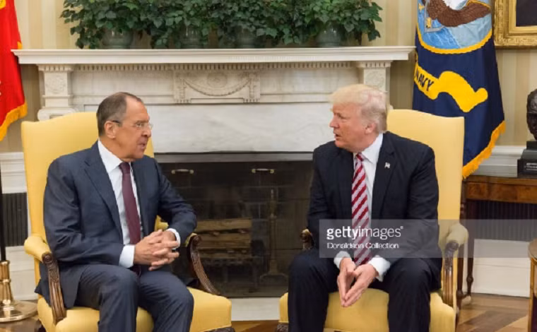 Tổng thống Mỹ Donald Trump (phải) trao đổi với Ngoại trưởng Nga Lavrov tại Phòng Bầu Dục của Nhà Trắng ở thủ đô Washington ngày 10/5/2017. Ảnh: Getty.