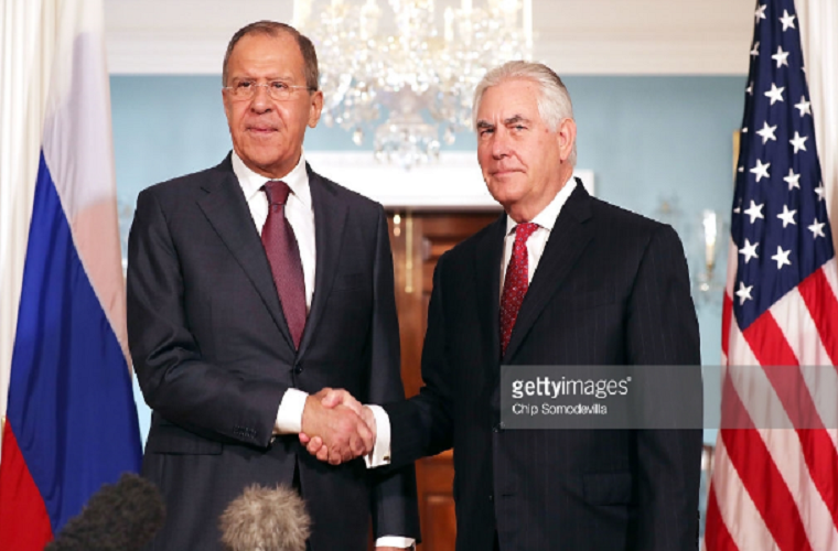 Ngoại trưởng Lavrov (trái) bắt tay người đồng cấp Mỹ Rex Tillerson trước khi bước vào hội đàm tại trụ sở Bộ Ngoại giao Mỹ ở thủ đô Washington ngày 10/5/2017. Ảnh: Getty Images.