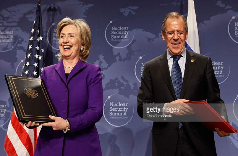 Ngoại trưởng Mỹ khi đó là bà Hillary Clinton (trái) và Ngoại trưởng Lavrov cười tươi sau khi ký kết một thỏa thuận về việc loại bỏ plutonium cấp độ vũ khí ra khỏi chương trình quốc phòng của hai nước trong khuôn khổ Hội nghị Thượng đỉnh An ninh Hạt nhân tại thủ đô Washington ngày 14/4/2010. Ảnh: Getty.