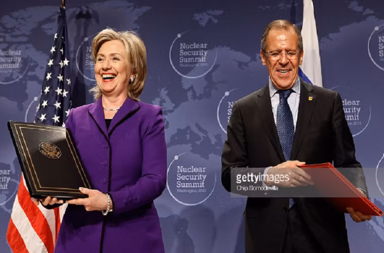 Ngoại trưởng Mỹ khi đó là bà Hillary Clinton (trái) và Ngoại trưởng Lavrov cười tươi sau khi ký kết một thỏa thuận về việc loại bỏ plutonium cấp độ vũ khí ra khỏi chương trình quốc phòng của hai nước trong khuôn khổ Hội nghị Thượng đỉnh An ninh Hạt nhân tại thủ đô Washington ngày 14/4/2010. Ảnh: Getty.