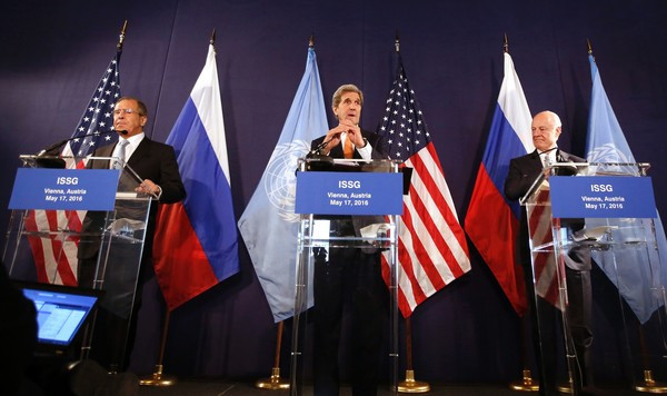Từ trái sang phải: Ngoại trưởng Nga Sergei Lavrov, Ngoại trưởng Mỹ khi đó là ông John Kerry và Đặc phái viên Liên Hợp Quốc về Syria Staffan de Mistura phát biểu tại cuộc họp báo chung ở thủ đô Viên, Áo, ngày 17/5/2016. Ảnh: Zimbio.