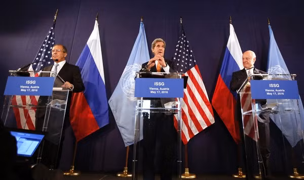 Từ trái sang phải: Ngoại trưởng Nga Sergei Lavrov, Ngoại trưởng Mỹ khi đó là ông John Kerry và Đặc phái viên Liên Hợp Quốc về Syria Staffan de Mistura phát biểu tại cuộc họp báo chung ở thủ đô Viên, Áo, ngày 17/5/2016. Ảnh: Zimbio.