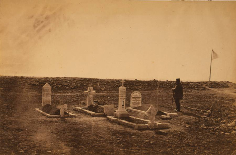 Người đàn ông thăm nghĩa trang nơi chôn cất các tướng Anh trên đồi Cathcart Hill năm 1855. 