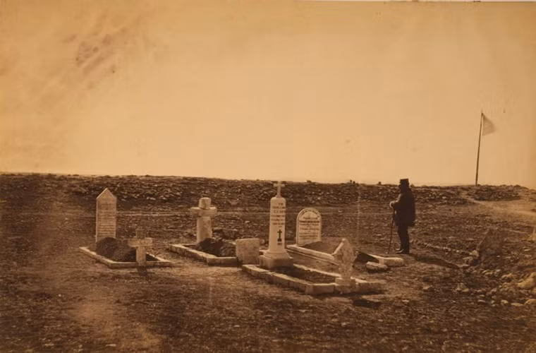 Người đàn ông thăm nghĩa trang nơi chôn cất các tướng Anh trên đồi Cathcart Hill năm 1855. 