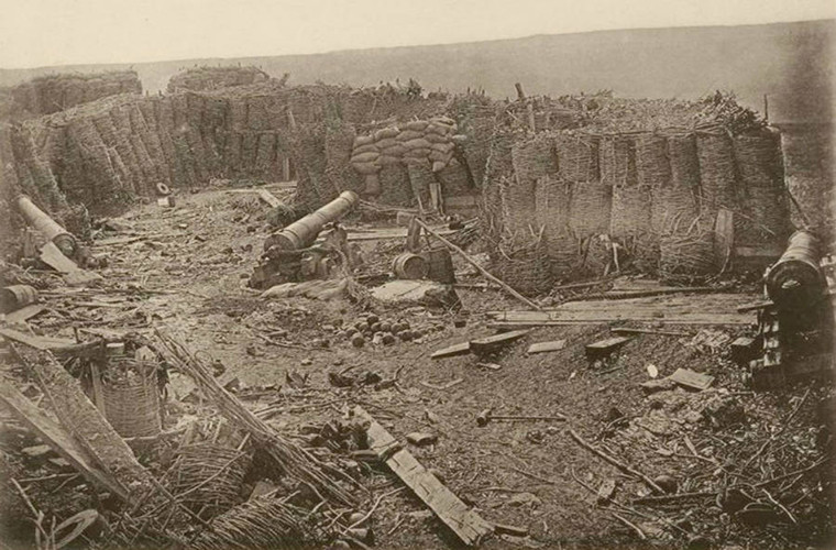 Một khẩu đội pháo bị bỏ lại trên đồi Malakhov năm 1856.