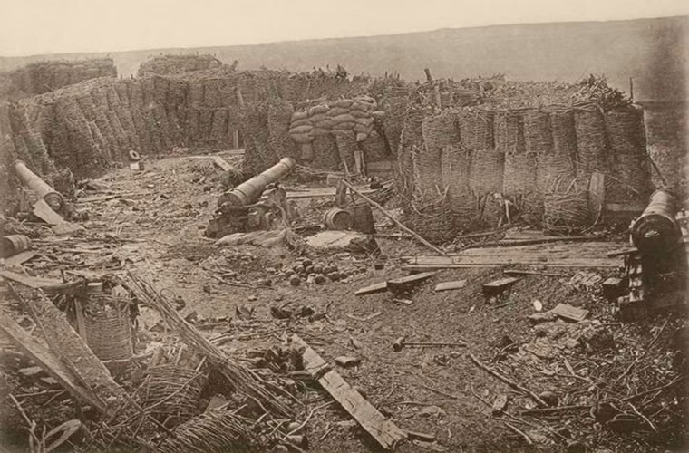 Một khẩu đội pháo bị bỏ lại trên đồi Malakhov năm 1856.