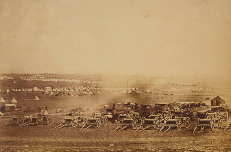 Rất nhiều xe pháo tập kết trên một cao nguyên gần Sevastopol năm 1855.