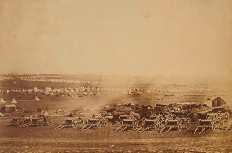Rất nhiều xe pháo tập kết trên một cao nguyên gần Sevastopol năm 1855.