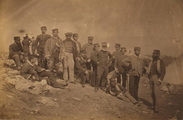 Các sĩ quan thuộc Trung đoàn 17 của quân đội Anh năm 1855.