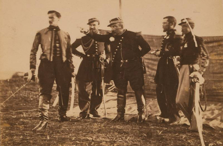 Cuộc chiến vùng Crimea bắt đầu bùng nổ với việc Thổ Nhĩ Kỳ tuyên chiến với Nga vào năm 1853. Và trong trận chiến khốc liệt kéo dài suốt ba năm này, khoảng 600.000 người đã thiệt mạng. Ảnh: Tướng Pháp Pierre Bosquet chỉ huy trên chiến trường năm 1855.