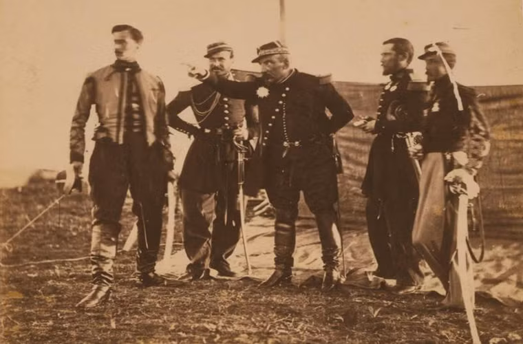 Cuộc chiến vùng Crimea bắt đầu bùng nổ với việc Thổ Nhĩ Kỳ tuyên chiến với Nga vào năm 1853. Và trong trận chiến khốc liệt kéo dài suốt ba năm này, khoảng 600.000 người đã thiệt mạng. Ảnh: Tướng Pháp Pierre Bosquet chỉ huy trên chiến trường năm 1855.