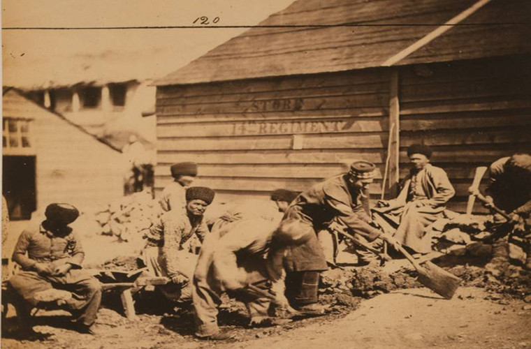 Toán công nhân sửa đường ở Balaklava vào năm 1855.