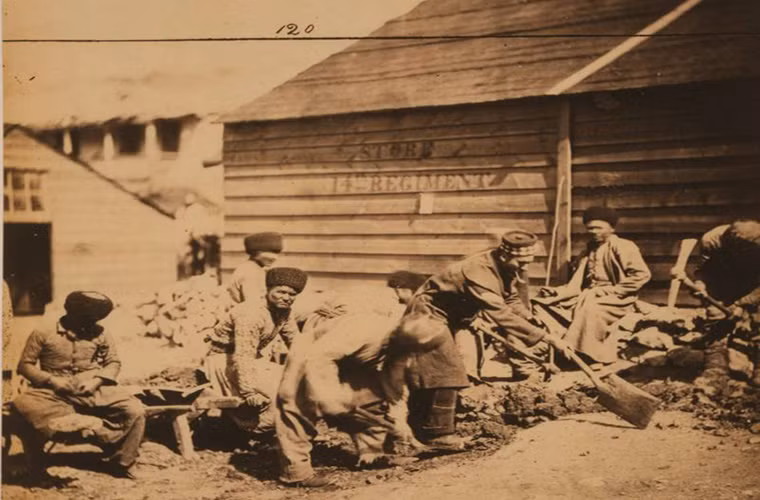 Toán công nhân sửa đường ở Balaklava vào năm 1855.
