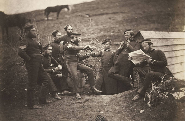 Chiến tranh Crimea được coi là cuộc chiến tranh hiện đại đầu tiên trong lịch sử nhân loại. Với kỹ thuật quân sự tân tiến, chiến tranh Crimea đã làm thay đổi cách thức con người thực hiện các cuộc chiến tranh sau đó. Ảnh: Các binh sĩ Anh và Pháp nghỉ giải lao trên chiến trường tại một địa điểm không xác định năm 1855.