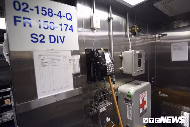 Bếp ăn của sỹ quan cũng nằm tách biệt với bếp dành cho thuỷ thủ. Trong đó, tổng số sỹ quan mà Zabalsa đảm nhận là 25 người. Giống như nhiều khu vực khác của tàu, trong bếp có điện thoại và hộp cấp cứu. (Ảnh: Tùng Đinh)