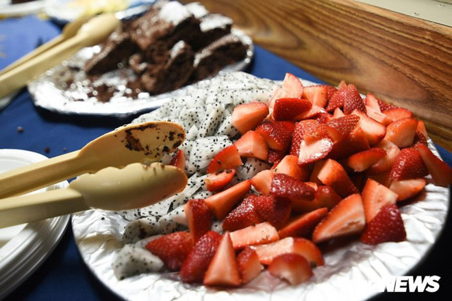 Bánh và hoa quả Zabalsa chuẩn bị cho các phóng viên tham quan tàu. (Ảnh: Tùng Đinh).