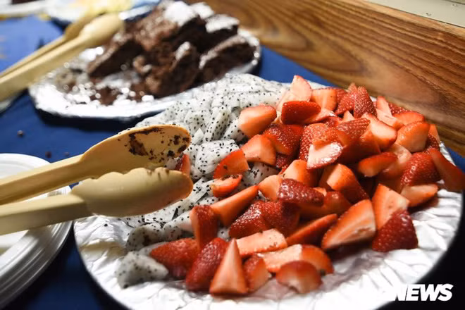 Bánh và hoa quả Zabalsa chuẩn bị cho các phóng viên tham quan tàu. (Ảnh: Tùng Đinh).