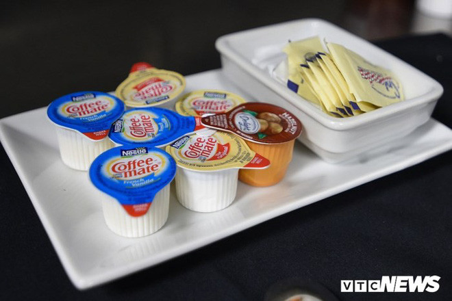 Các loại đồ hộp trong bếp của khu trục hạm USS Wayne E. Meyer. (Ảnh: Tùng Đinh)