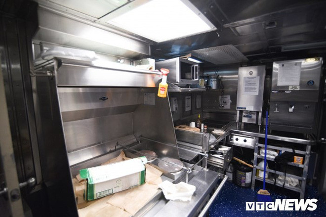 Tổng thể căn bếp nơi Zabalsa làm việc. (Ảnh: Tùng Đinh)