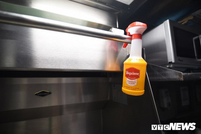 Các dụng cụ, gia vị được tối giản, cất giữ gọn gàng. (Ảnh: Tùng Đinh)