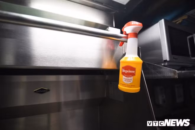 Các dụng cụ, gia vị được tối giản, cất giữ gọn gàng. (Ảnh: Tùng Đinh)