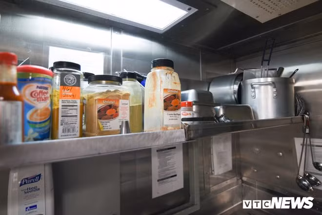 Trên chiến hạm này có 2 khu vực bếp dành riêng cho sỹ quan và thuỷ thủ. Theo chia sẻ của đầu bếp Zabalsa, phụ trách khu vực bếp ăn cho sỹ quan, mỗi ngày các sỹ quan và thuỷ thủ trên tàu khu trục USS Wayne E. Meyer được phụ vụ 3 bữa ăn. Ảnh: Một góc bếp của Zabalsa. (Ảnh: Tùng Đinh)