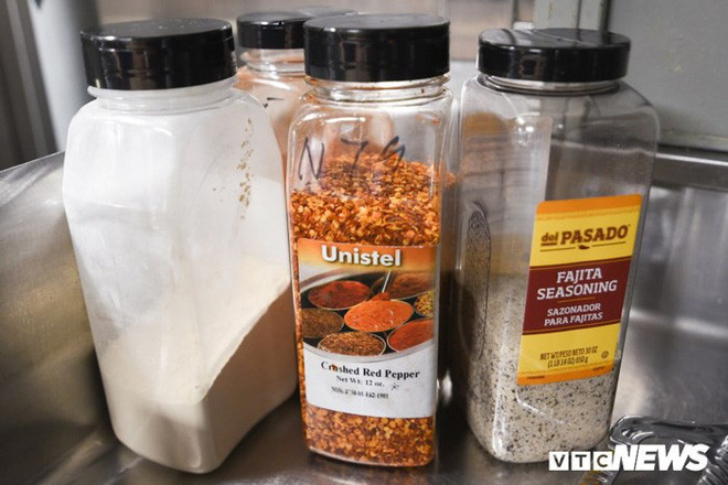 Một vài gia vị trong bếp của Zabalsa. (Ảnh: Tùng Đinh)