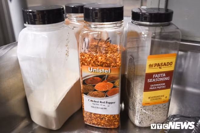 Một vài gia vị trong bếp của Zabalsa. (Ảnh: Tùng Đinh)