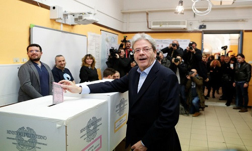 Thủ tướng Ý Paolo Gentiloni bỏ phiếu tại một điểm ở thủ đô Rome ngày 4/3 Ảnh: REUTERS.