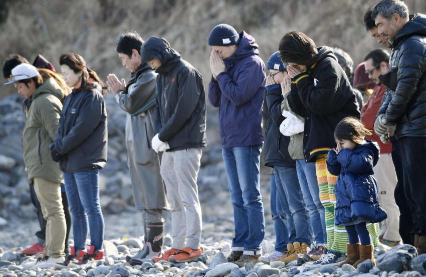 Đông đảo người dân dành phút mặc niệm lúc 14h46 ngày 11/3/2018 bên bờ biển ở Kessenuma, tỉnh Miyagi. Ảnh: Kyodo.
