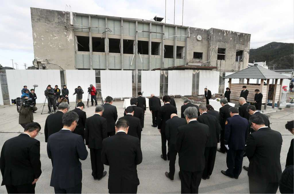 Các công chức nhà nước tổ chức buổi lễ cầu nguyện ở Otsuchi, tỉnh Iwate, miền Bắc Nhật Bản, ngày 11/3/2018.