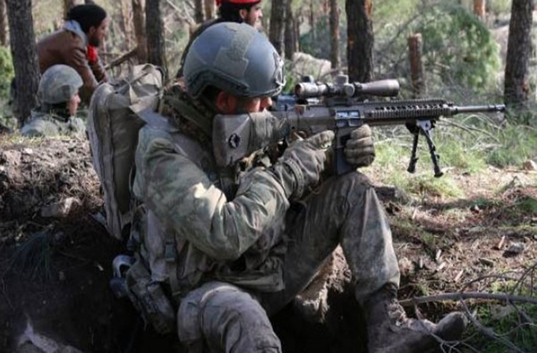 Tuy nhiên, chiến dịch quân sự của Thổ Nhĩ Kỳ tại Afrin bị “tố” đã khiến nhiều dân thường thương vong. Mạng tin tức Hawar đưa tin, tổng cộng 21 dân thường, trong đó có 7 trẻ em, đã thiệt mạng trong các vụ tấn công bằng tên lửa và pháo của binh sĩ Thổ Nhĩ Kỳ và các tay súng phiến quân ở ngôi làng Bananah hôm 5/3. Ảnh: FNA.