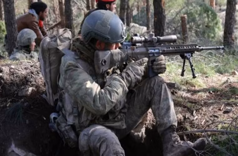 Tuy nhiên, chiến dịch quân sự của Thổ Nhĩ Kỳ tại Afrin bị “tố” đã khiến nhiều dân thường thương vong. Mạng tin tức Hawar đưa tin, tổng cộng 21 dân thường, trong đó có 7 trẻ em, đã thiệt mạng trong các vụ tấn công bằng tên lửa và pháo của binh sĩ Thổ Nhĩ Kỳ và các tay súng phiến quân ở ngôi làng Bananah hôm 5/3. Ảnh: FNA.