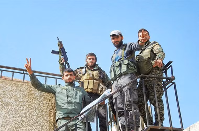 “Sau các cuộc giao tranh ác liệt với phiến quân, binh sĩ Syria đã giành được quyền kiểm soát phần lớn thị trấn Al-Rayhan ở Đông Ghouta. Quân đội chính phủ Syria đang nỗ lực chiếm nốt các khu vực còn lại trong thị trấn chiến lược này trước khi nhóm khủng bố điều quân tiếp viện tới”, nguồn tin quân sự ở Damascus tiết lộ với Al Masdar News. Ảnh: FNA.