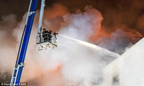 Ngay sau khi vụ cháy xảy ra, cảnh sát, lực lượng cứu hộ và y tế ngay lập tức được điều động tới hiện trường dập tắt đám cháy cũng như giải cứu nạn nhân. Ảnh: TASS.