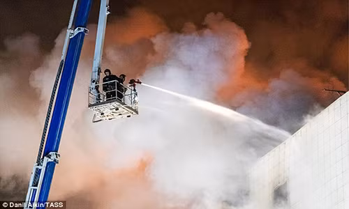 Ngay sau khi vụ cháy xảy ra, cảnh sát, lực lượng cứu hộ và y tế ngay lập tức được điều động tới hiện trường dập tắt đám cháy cũng như giải cứu nạn nhân. Ảnh: TASS.