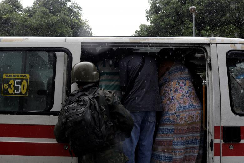 Lực lượng vũ trang Brazil kiểm tra một phương tiện giao thông công cộng tại khu ổ chuột Vila Kennedy.